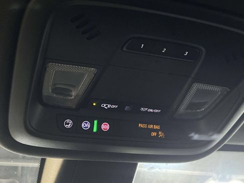 Used 2023 Chevrolet Traverse LT FWD image 28