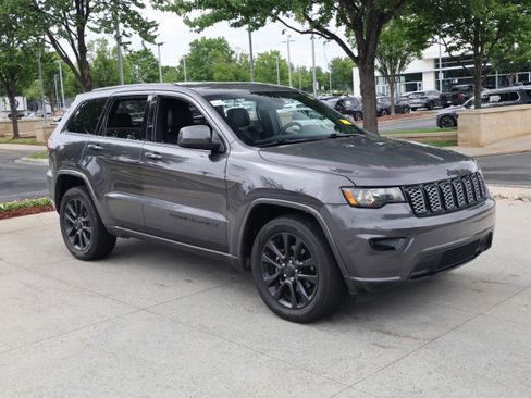 Used 2018 Jeep Grand Cherokee Altitude RWD image 2