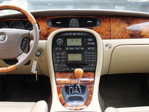 Used 2006 Jaguar XJ8 RWD image 8