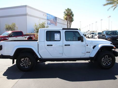 Used 2025 Jeep Gladiator Mojave AWD/4WD image 9