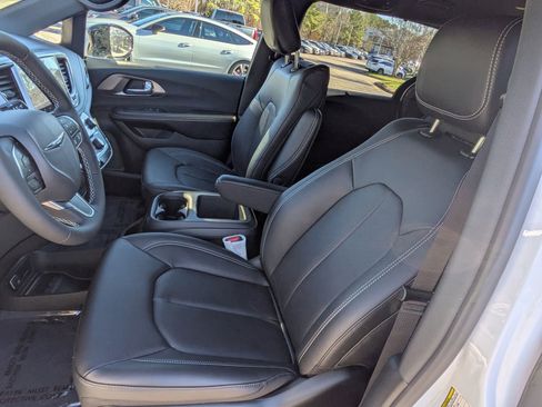 New 2026 Chrysler Pacifica Select image 19