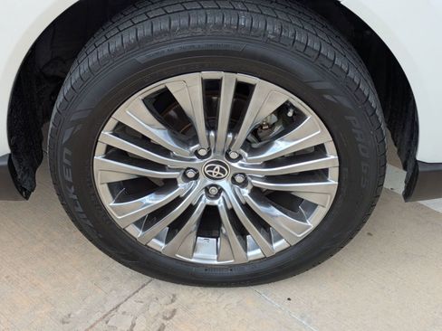 Used 2021 Toyota Venza Limited image 29