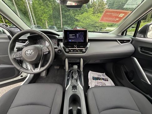 Used 2024 Toyota Corolla Cross LE w/ Moonroof Package FWD image 8