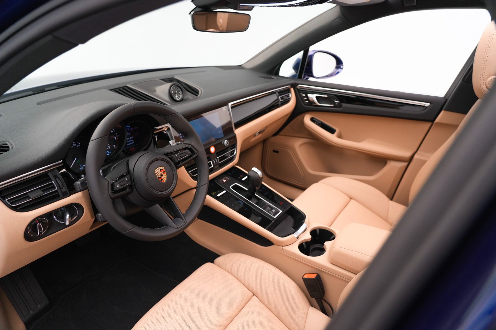 Certified 2024 Porsche Macan AWD/4WD image 4