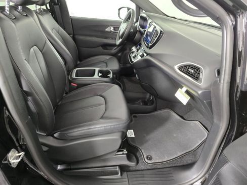 New 2026 Chrysler Voyager LX image 27