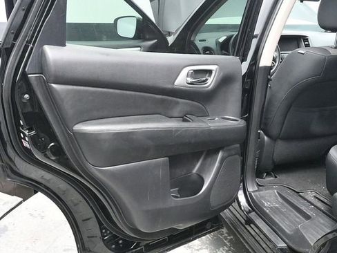 Used 2018 Nissan Pathfinder S image 14