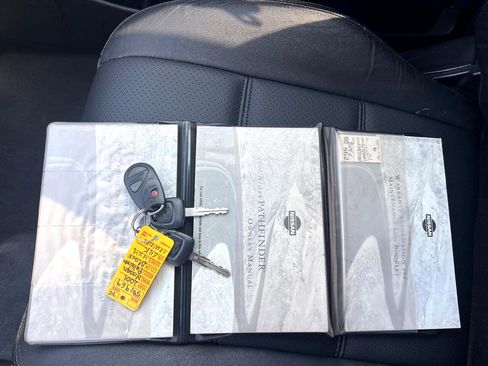 Used 2001 Nissan Pathfinder LE image 45