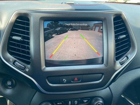 Used 2020 Jeep Cherokee Trailhawk w/ Cold Weather Group AWD/4WD image 21