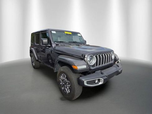 Used 2025 Jeep Wrangler Unlimited Sahara AWD/4WD image 3