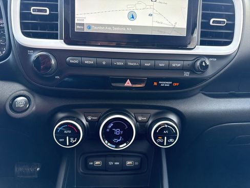 Used 2022 Hyundai Venue Limited image 28