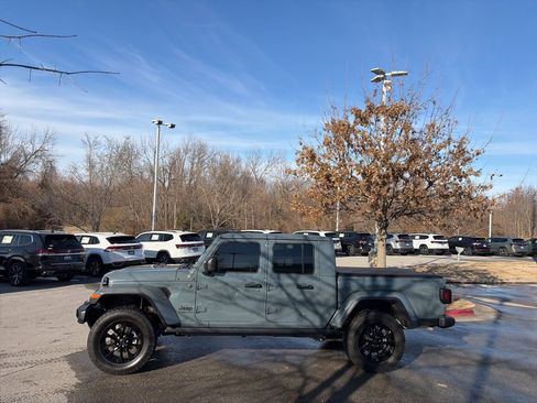 Used 2024 Jeep Gladiator Sport image 4