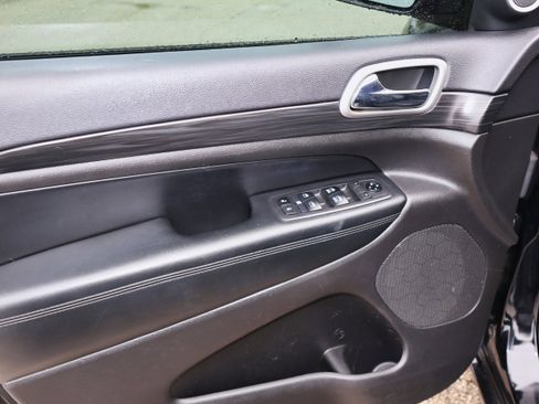 Used 2019 Jeep Grand Cherokee Altitude image 14