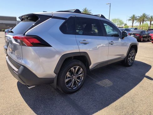 Used 2022 Toyota RAV4 XLE Premium image 5