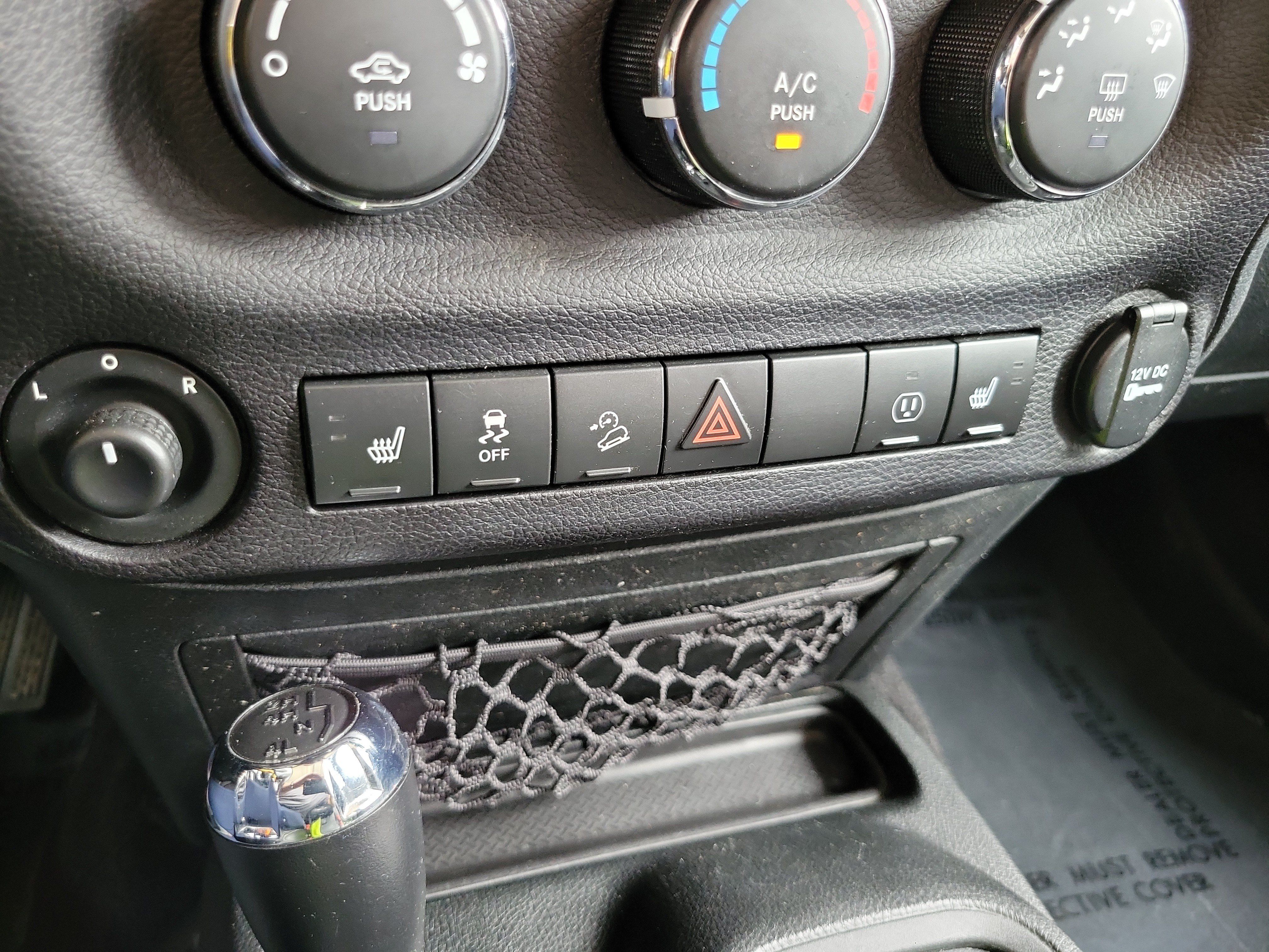 Used 2018 Jeep Wrangler Sahara w/ Connectivity Group AWD/4WD image 14