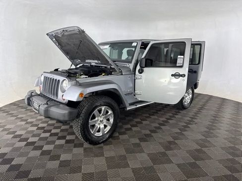 Used 2013 Jeep Wrangler Unlimited Sahara w/ Mopar Chrome Edition Group AWD/4WD image 10