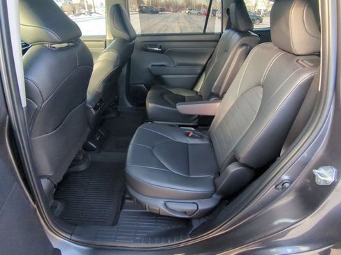 Certified 2024 Toyota Highlander XLE image 16