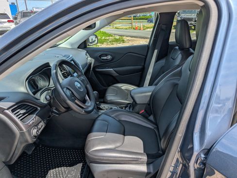 Used 2019 Jeep Cherokee Latitude Plus w/ Comfort/Convenience Group AWD/4WD image 16