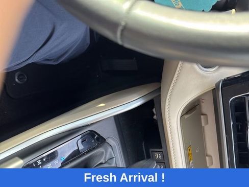 Used 2024 Toyota Highlander XLE FWD image 5