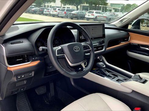 Used 2025 Toyota Grand Highlander FWD image 18