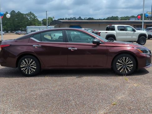 Used 2024 Nissan Altima 2.5 SV FWD image 4