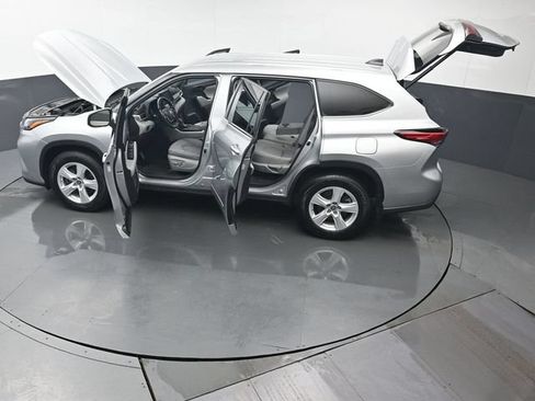 Used 2022 Toyota Highlander LE AWD/4WD image 48