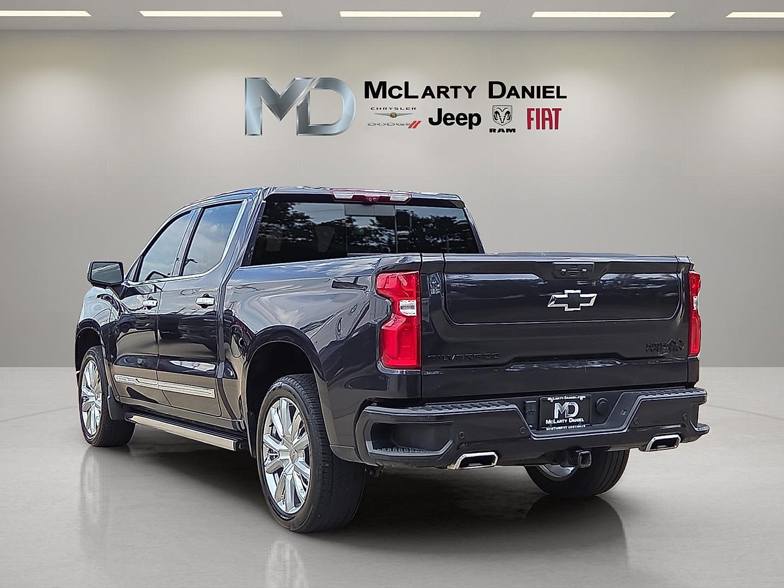 Used 2024 Chevrolet Silverado 1500 High Country w/ High Country Premium Package AWD/4WD image 4