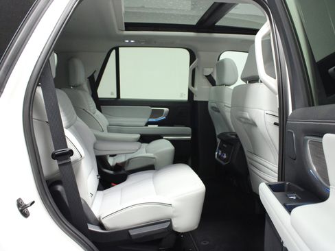 Used 2025 Ford Expedition Platinum w/ Platinum Ultimate Package AWD/4WD image 16