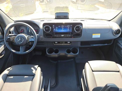 Used 2025 Mercedes-Benz Sprinter 2500 image 17