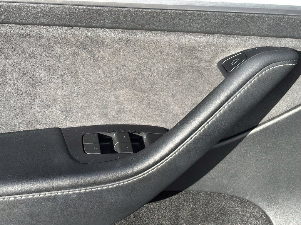 Used 2023 Tesla Model Y Long Range AWD/4WD image 25