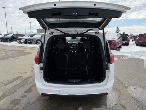 Used 2025 Chrysler Pacifica Select image 22