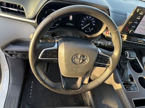 Used 2021 Toyota Sienna XLE w/ XLE Plus Package image 15