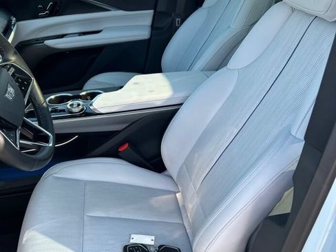 Used 2024 Cadillac Lyriq Luxury AWD/4WD image 2