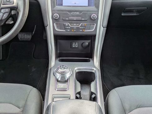 Used 2020 Ford Fusion SE FWD image 18