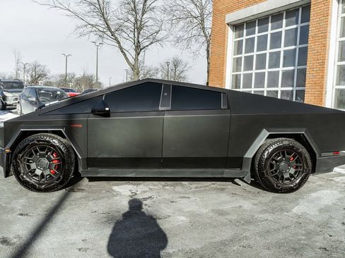 Used 2024 Tesla Cybertruck AWD Crew Cab image 44