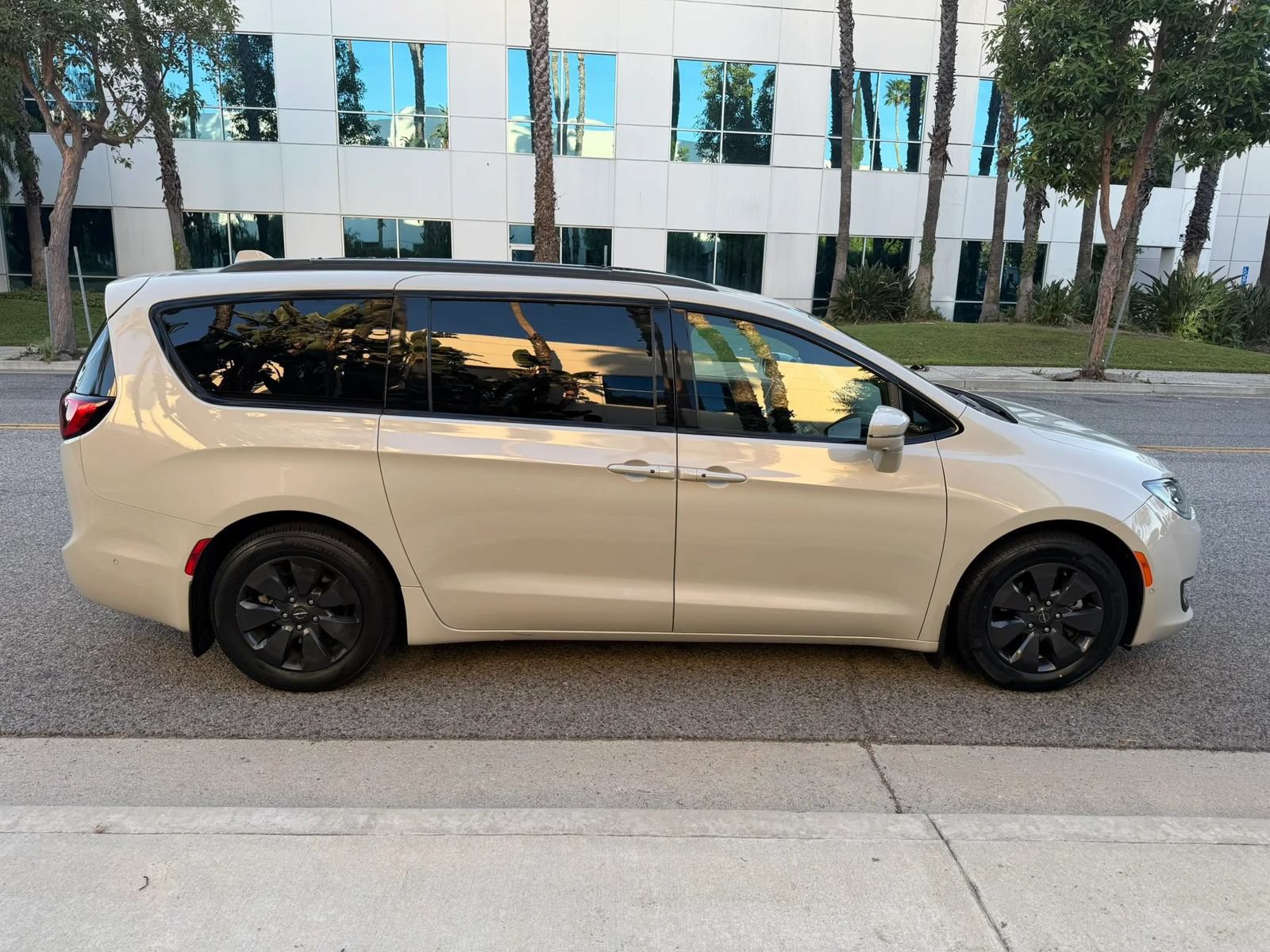 Used 2020 Chrysler Pacifica Limited w/ Advanced Safetytec Group FWD image 4