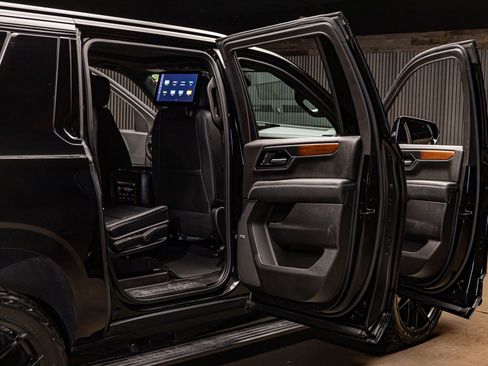 Used 2025 GMC Yukon XL Denali w/ Denali Reserve Package image 30