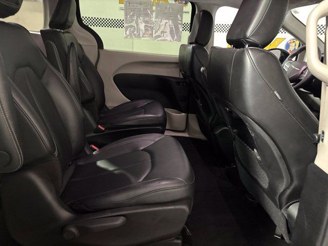 Used 2024 Chrysler Pacifica Limited FWD image 16