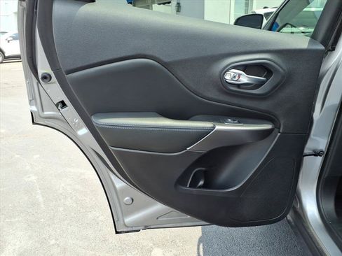 Used 2019 Jeep Cherokee Latitude w/ Popular Appearance Group FWD image 20
