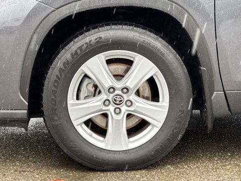 Used 2020 Toyota Highlander LE image 12