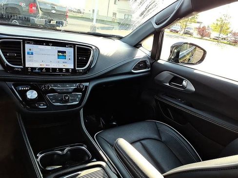 Used 2026 Chrysler Pacifica Limited FWD image 23
