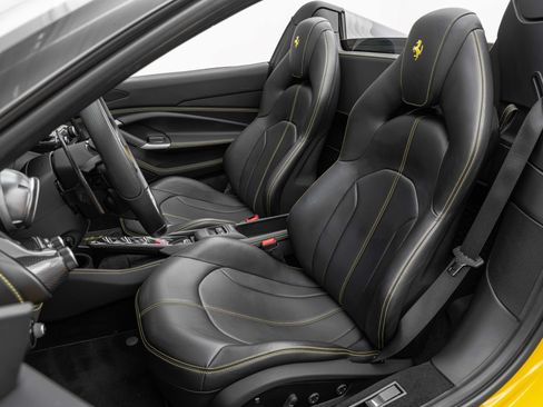 Certified 2021 Ferrari F8 Tributo RWD image 5
