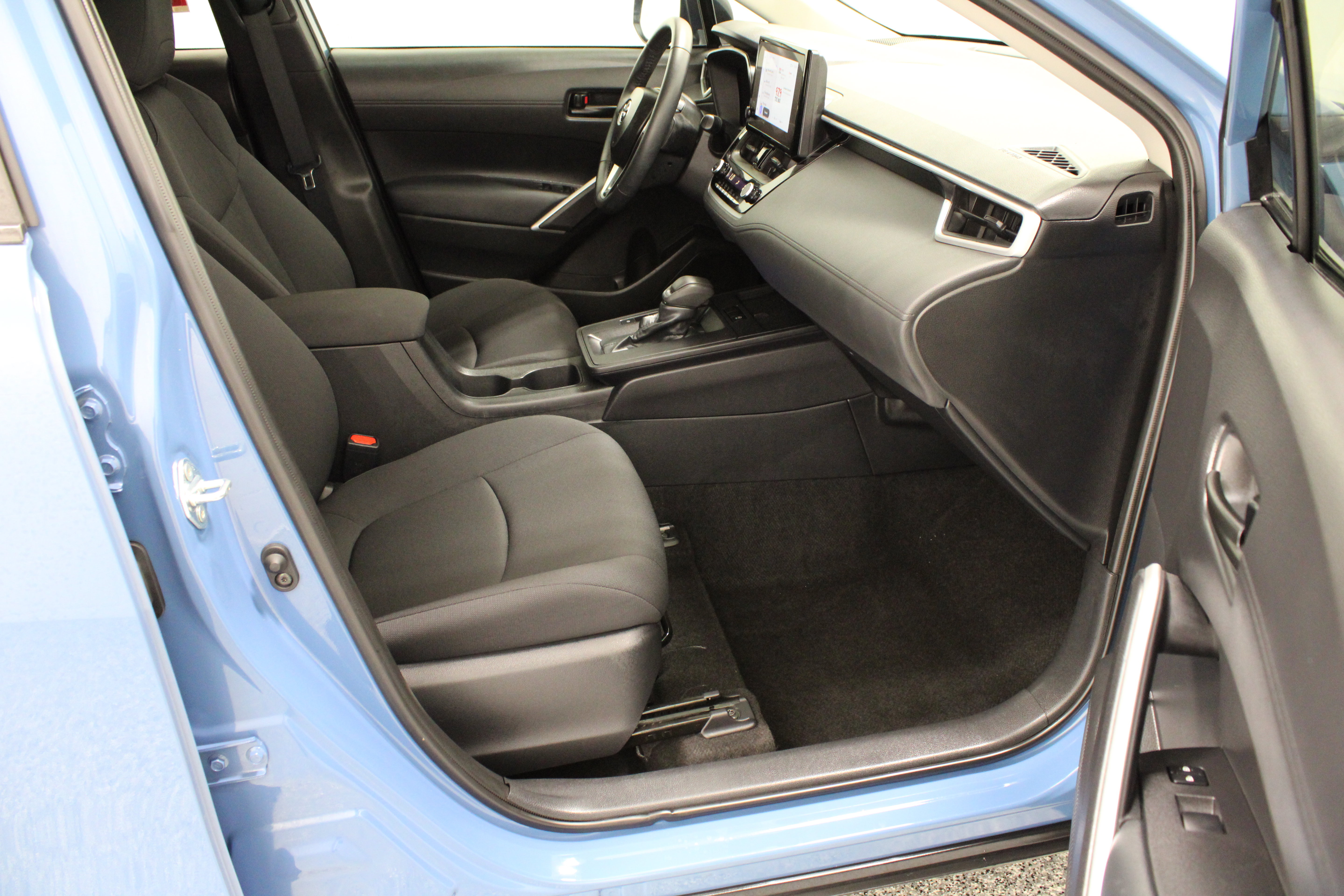 Used 2026 Toyota Corolla Cross LE FWD image 35