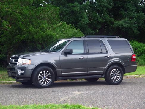 Used 2016 Ford Expedition XLT w/ Equipment Group 202A AWD/4WD image 1