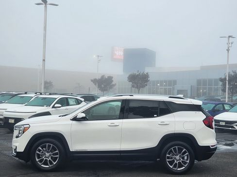 Used 2024 GMC Terrain SLT image 28