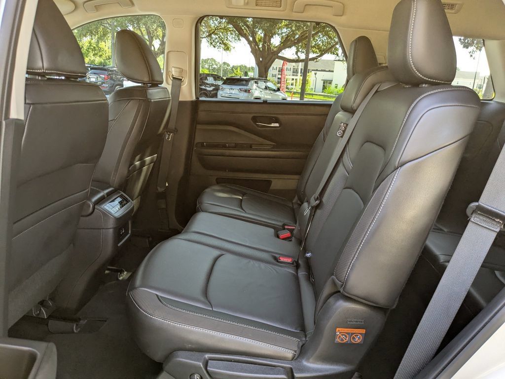 Used 2025 Nissan Pathfinder SL FWD image 14