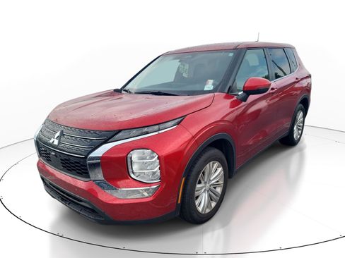 Used 2024 Mitsubishi Outlander ES FWD image 3