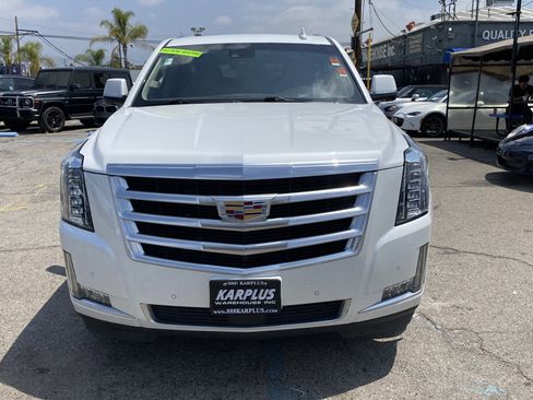 Used 2017 Cadillac Escalade ESV Premium Luxury RWD image 3
