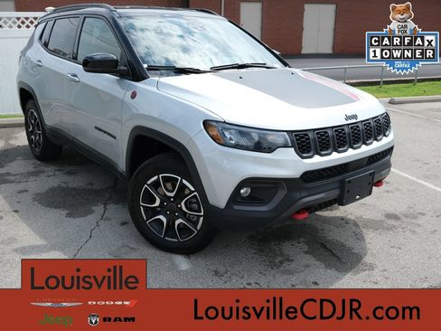 Used 2025 Jeep Compass Trailhawk AWD/4WD image 1