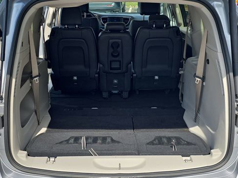 Used 2018 Chrysler Pacifica Touring-L image 18