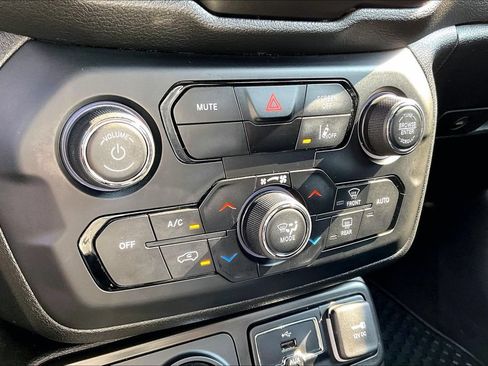 Used 2023 Jeep Renegade Latitude AWD/4WD image 21